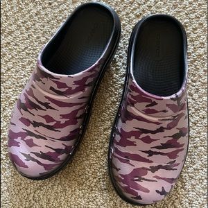 Oofos Clogs Womens size 8 Purple